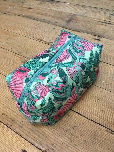 Designs by Nicky - Shell Large Washbag. Large dbn shell bag