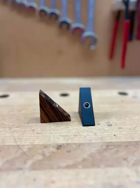 Large em triangle blk zeb