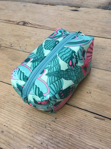 Designs by Nicky - Shell Small Washbag Large dbn small shell bag