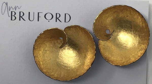 AB59 Wave stud earrings in patinated copper with gold leaf Large d1710ed9 3d92 4db2 8a56 f62e2e971b4a
